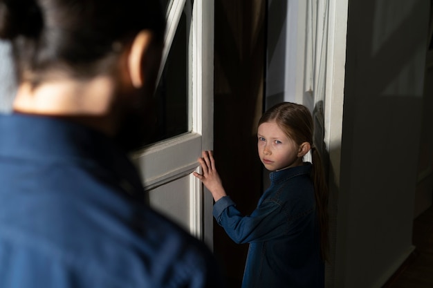 Bambino che soffre di abusi da parte del genitore a casa