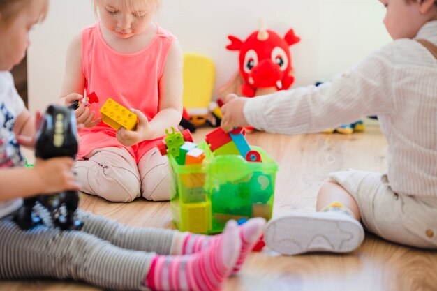 床に座っている幼い子供たち