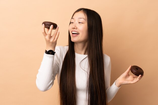 大きなおいしいクロワッサンを手で押し赤いベレー帽の夢のようなかわいい女性 無料の写真