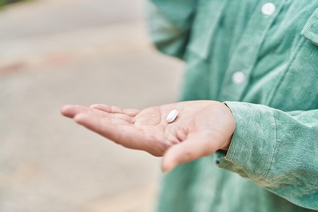 路上で薬を保持している若い中国人女性