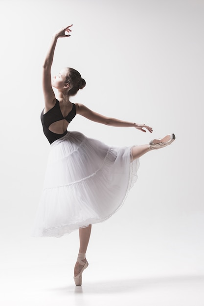 白の上で踊って若いクラシックダンサー。バレリーナプロジェクト。