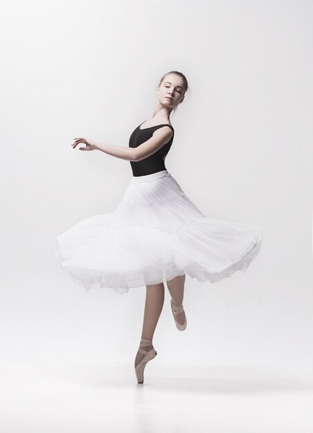 Молодой классический танцор, изолированные на белом.