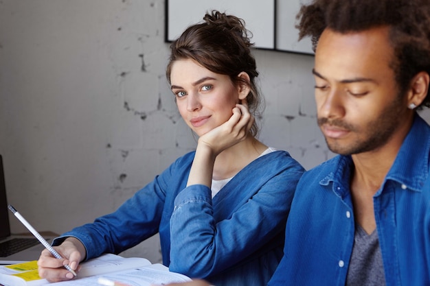 Foto gratuita giovani colleghi che lavorano insieme nella caffetteria