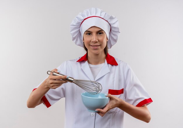 요리사 유니폼에 젊은 자신감 백인 요리사 소녀 복사 공간 흰색에 털과 그릇을 보유