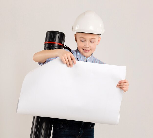Молодой строитель держит проект
