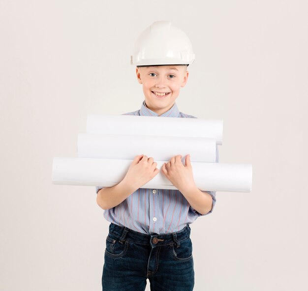 Молодой строитель держит проекты