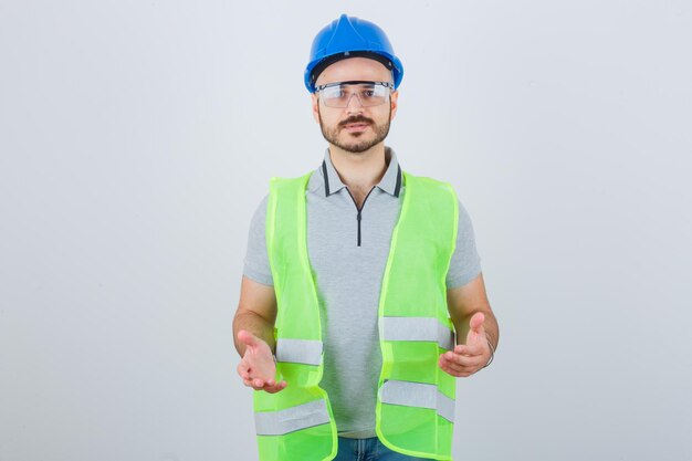 안전 헬멧과 안경에 젊은 건설 노동자