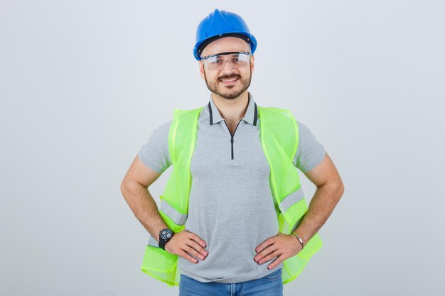 Молодой строитель в защитном шлеме и очках