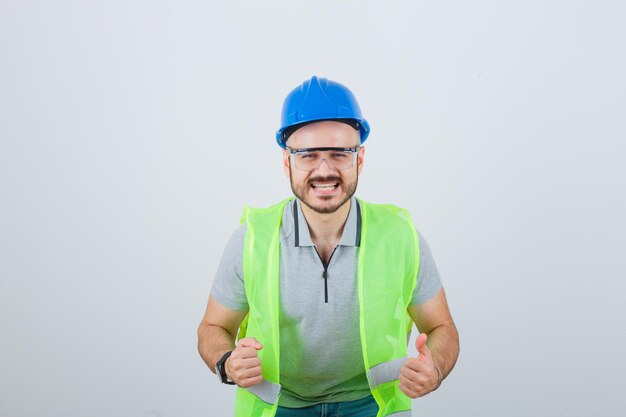 安全ヘルメットと眼鏡の若い建設労働者