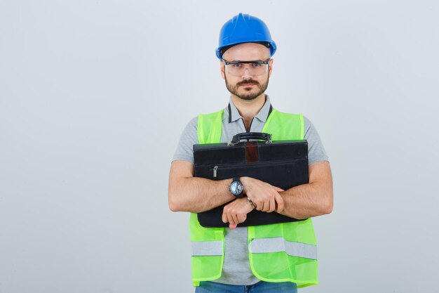 Foto gratuita giovane operaio edile con casco di sicurezza e occhiali