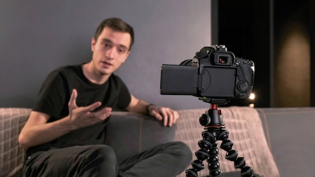 삼각대에 카메라를 사용하여 자신을 촬영하는 젊은 콘텐츠 제작자