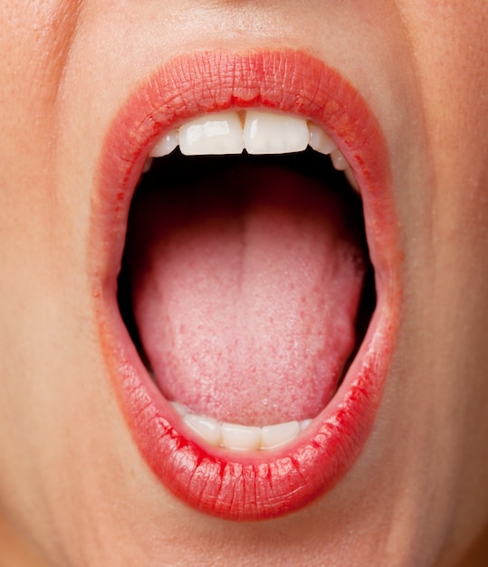 Free photo young cool woman shouting