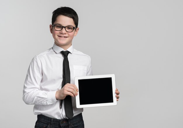 Молодой корпоративный работник, держа планшет