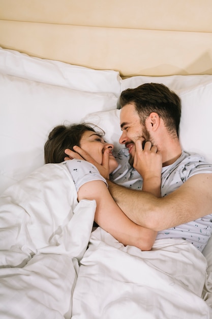 Free photo young couple in bed in the morning