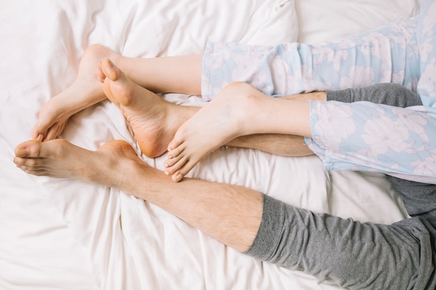 Free photo young couple in bed in the morning