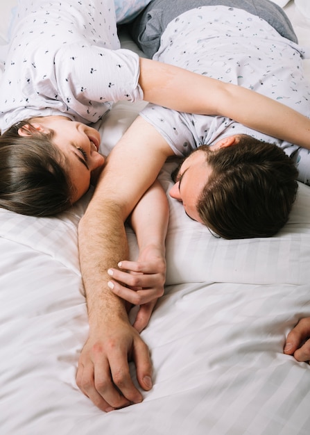 Free photo young couple in bed in the morning