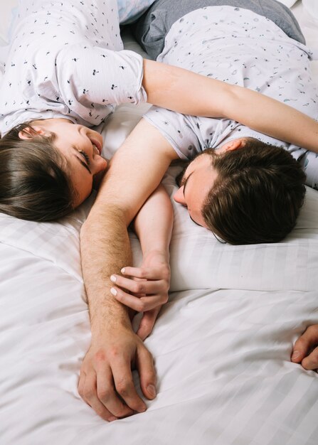 朝はベッドで若いカップル