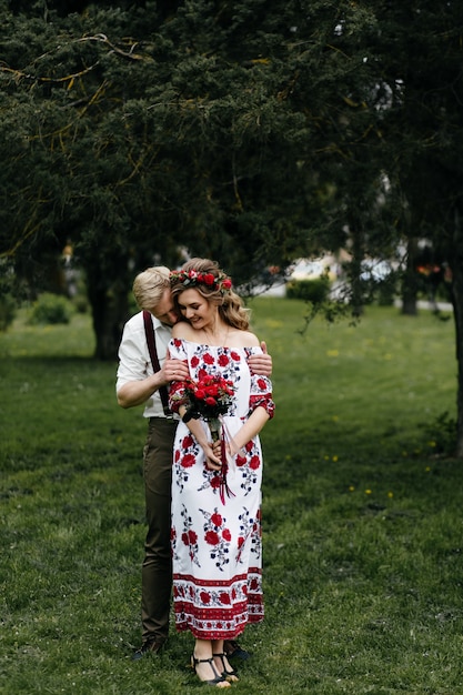 Foto gratuita giovane coppia in un giardino fiorito