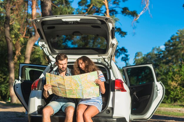 車の旅に若いカップル