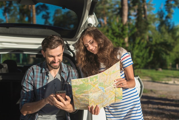 Foto gratuita giovane coppia in viaggio in macchina