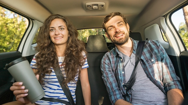 Foto gratuita giovane coppia in viaggio in macchina