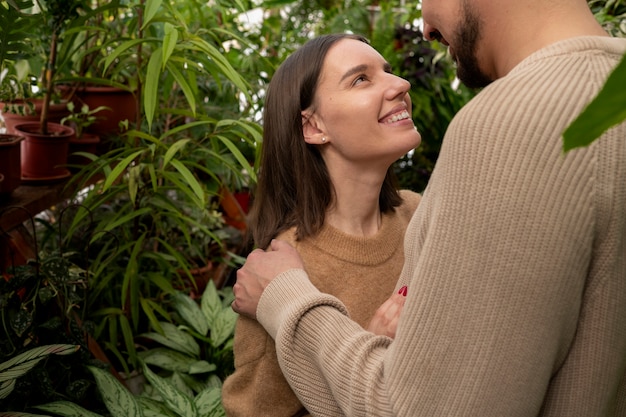 婚約を祝う若いカップル