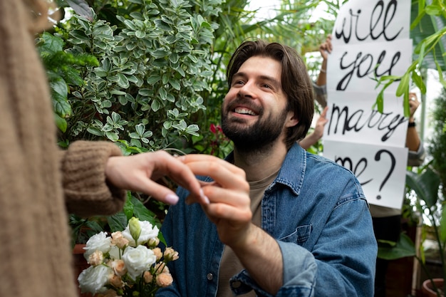 Foto gratuita giovani coppie che celebrano il fidanzamento