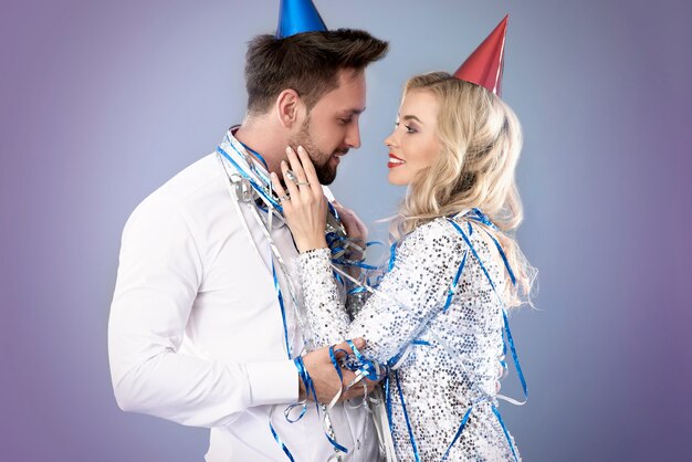 Молодая пара празднует канун нового года