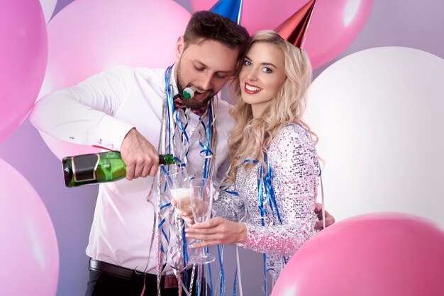 Молодая пара празднует канун нового года