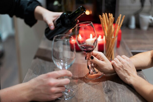 점심과 와인을 함께 먹으면서 발렌타인 데이를 축하하는 젊은 부부