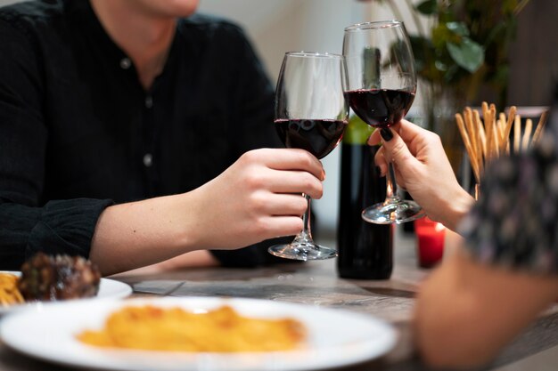 점심과 와인을 함께 먹으면서 발렌타인 데이를 축하하는 젊은 부부