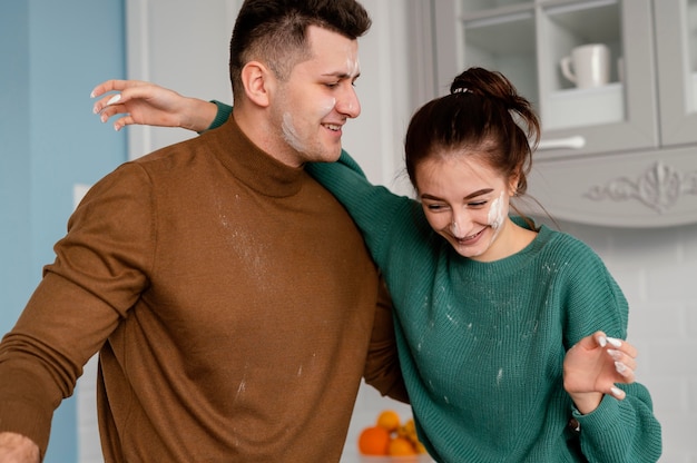 Foto gratuita giovani coppie che cucinano a casa