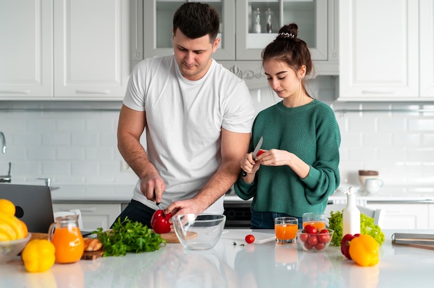 Foto gratuita giovani coppie che cucinano a casa