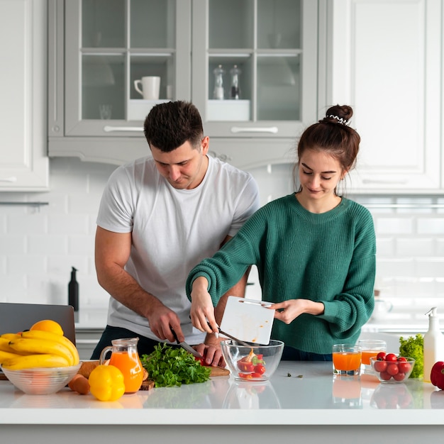 Foto gratuita giovani coppie che cucinano a casa