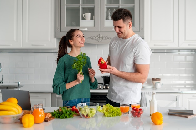 Foto gratuita giovani coppie che cucinano a casa