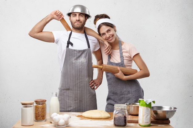 Foto gratuita giovani coppie che cucinano insieme