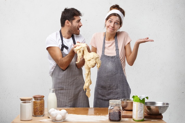 Foto gratuita giovani coppie che cucinano insieme