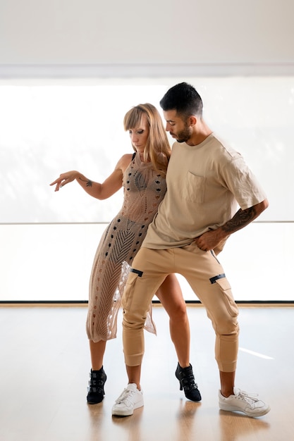 Free photo young couple dancing bachata