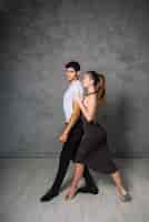 Foto gratuita giovane coppia ballando insieme
