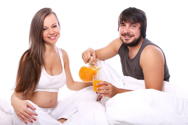 オレンジジュースを飲む若いカップル