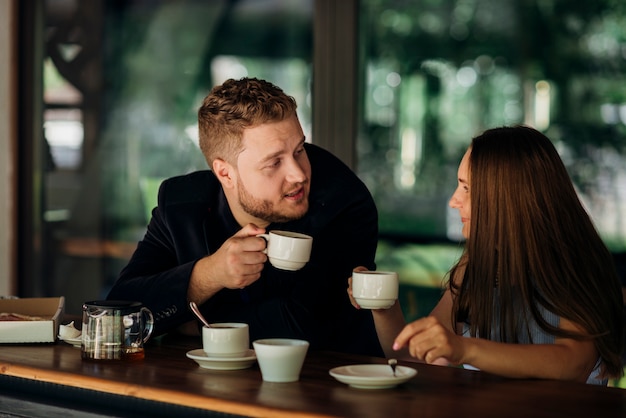 Молодая пара пьет чай в кафе