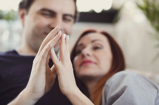 Foto gratuita giovani coppie che godono del tempo insieme a casa