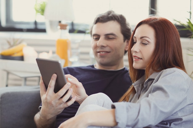 Free photo young couple enjoying time together at home