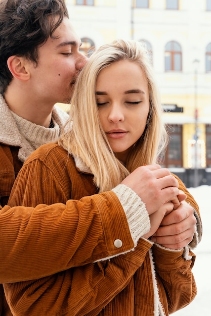 Giovani coppie che godono del tempo insieme