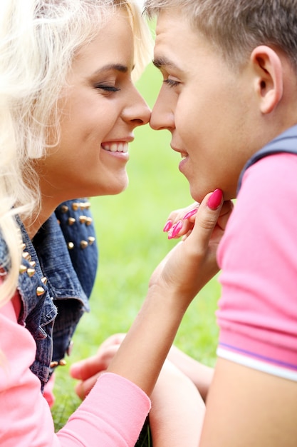 Foto gratuita giovani coppie che esprimono i loro sentimenti in un parco