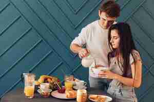 Free photo young couple having breakfast