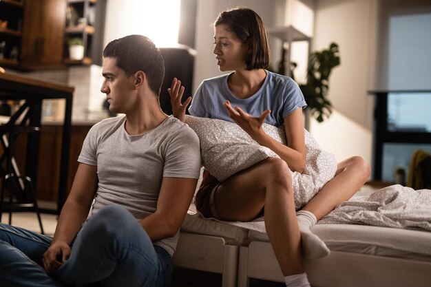 У молодой пары проблемы в отношениях и споры в спальне Мужчина игнорирует свою девушку