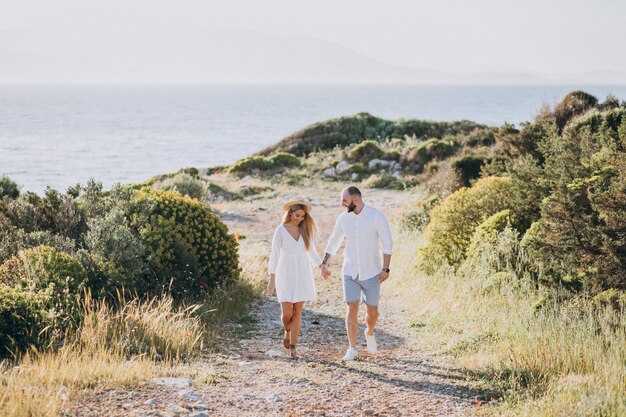 海沿いのギリシャでの新婚旅行に若いカップル