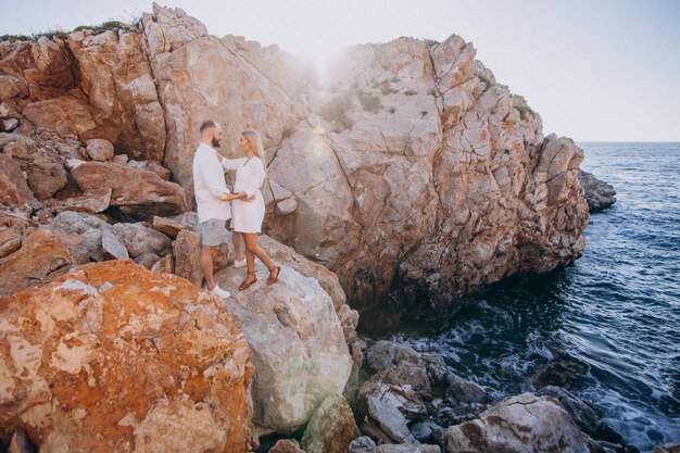 海沿いのギリシャでの新婚旅行に若いカップル