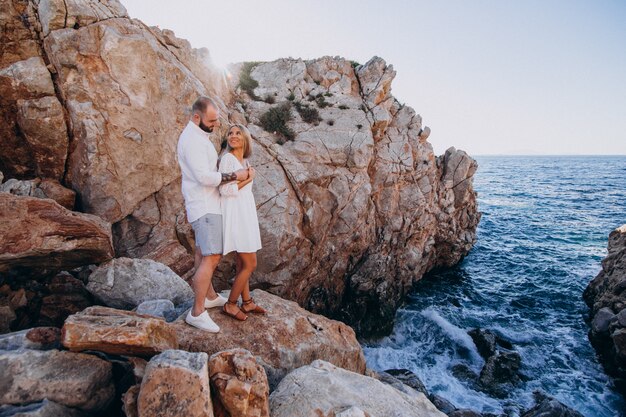 바다 그리스 신혼 여행에 젊은 부부